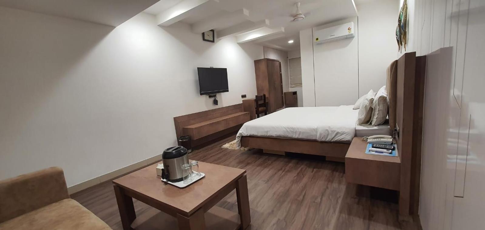 The Ambassador Hotel Vadodara Exterior photo