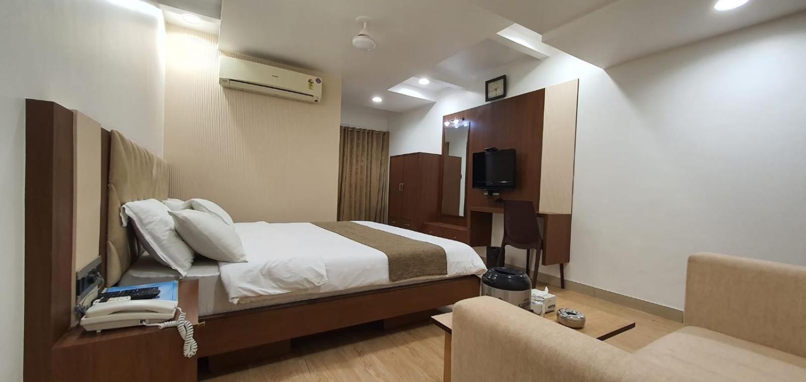 The Ambassador Hotel Vadodara Exterior photo