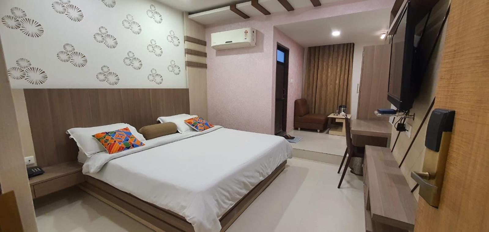 The Ambassador Hotel Vadodara Exterior photo