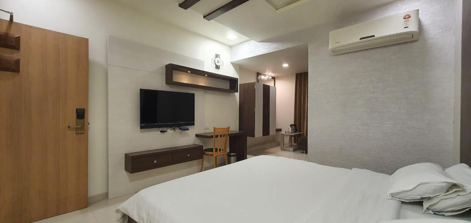 The Ambassador Hotel Vadodara Exterior photo