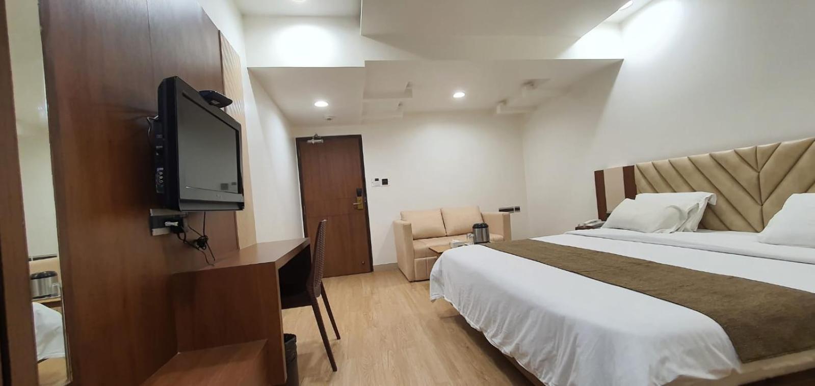 The Ambassador Hotel Vadodara Exterior photo