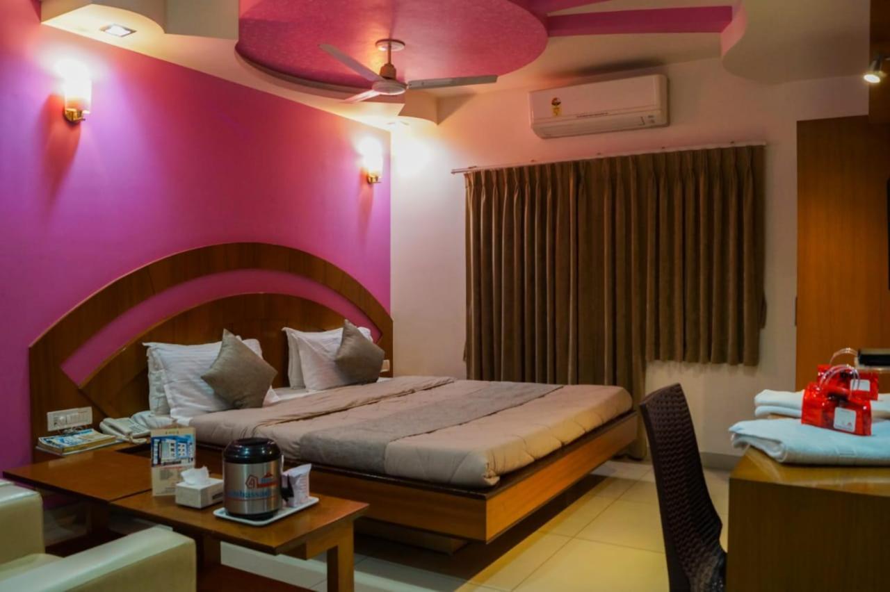 The Ambassador Hotel Vadodara Exterior photo