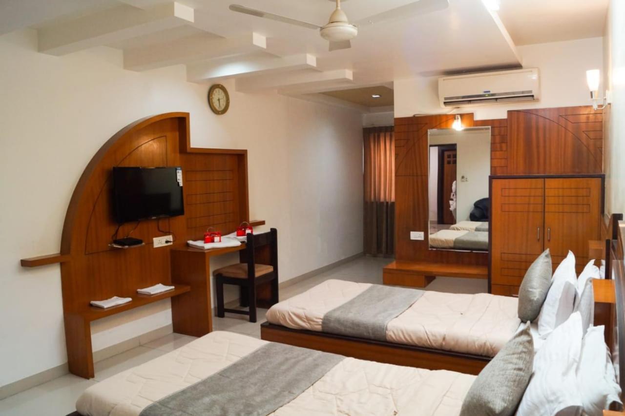 The Ambassador Hotel Vadodara Exterior photo